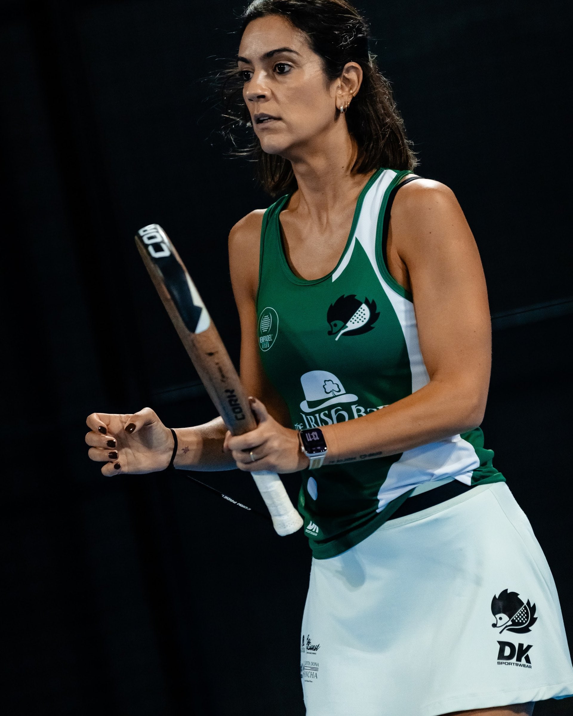 Jogadora em posição de espera junto à rede