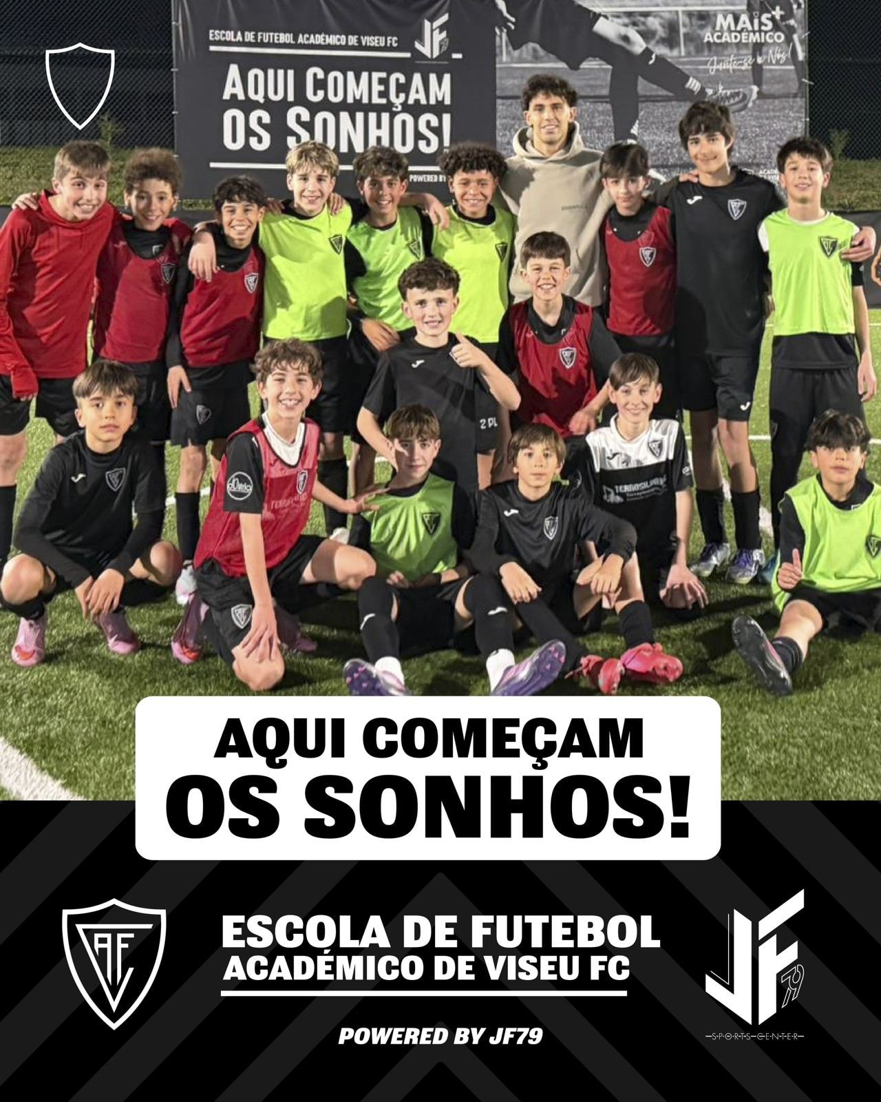 João Félix com os atletas da Escola de Futebol Académico de Viseu FC no campo do JF79, em cartaz com o lema Aqui começam os sonhos